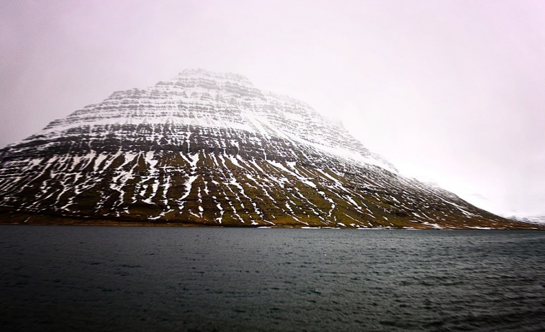 Sigma SD14 panorama mynd af Hólmatindi með smá lomo effect. SDIM1599 - SDIM1602-lowres.jpg
